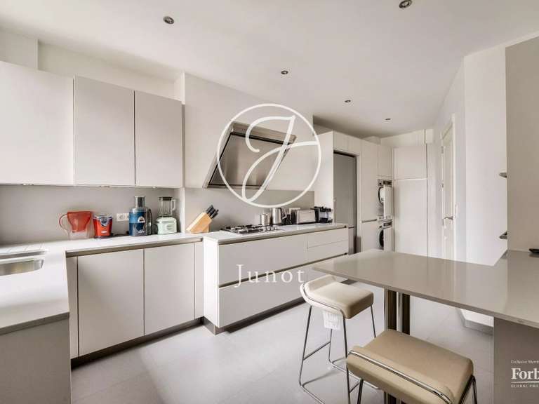 Appartement Paris 16e - 4 chambres - 212m²