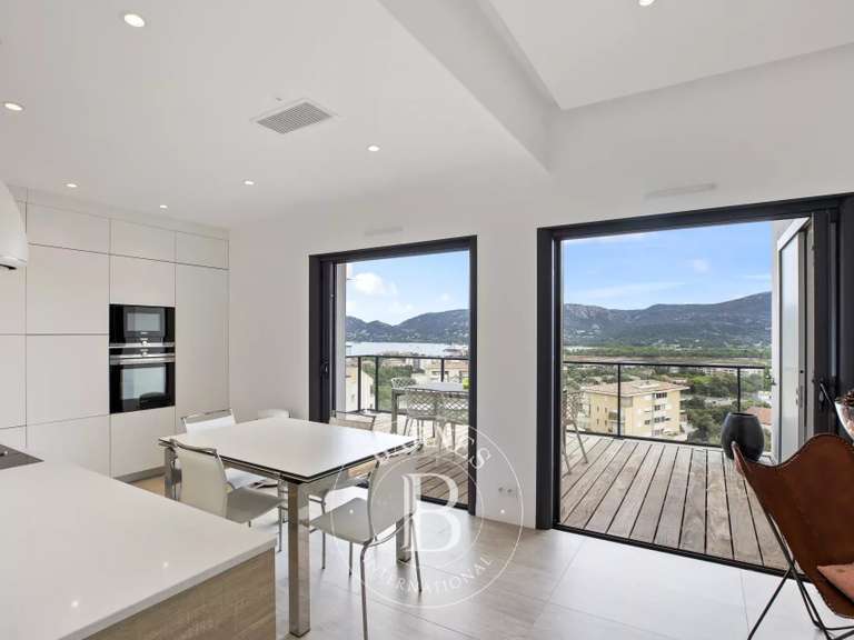 Appartement Porto-Vecchio - 3 chambres - 101m²