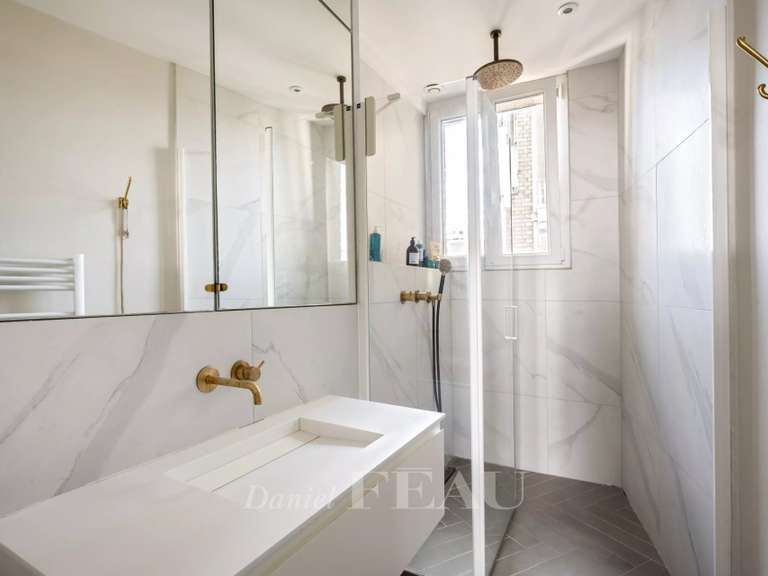 Appartement Paris 18e - 3 chambres - 109m²