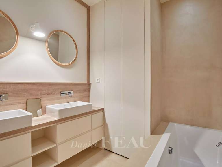 Appartement Paris 16e - 4 chambres - 134m²