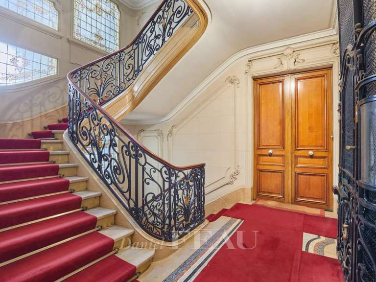 Appartement Paris 16e - 6 chambres - 298m²