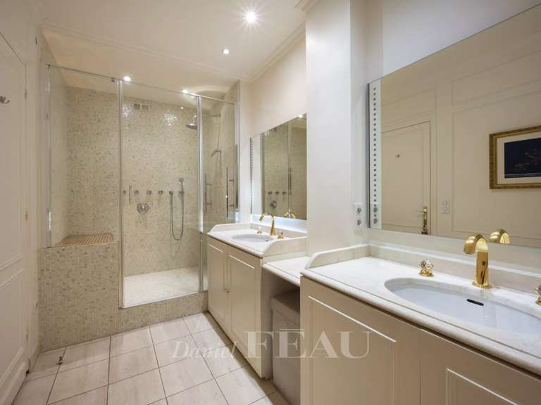 Appartement Paris 16e - 3 chambres - 164m²