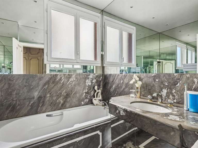 Appartement Paris 16e - 2 chambres - 155m²