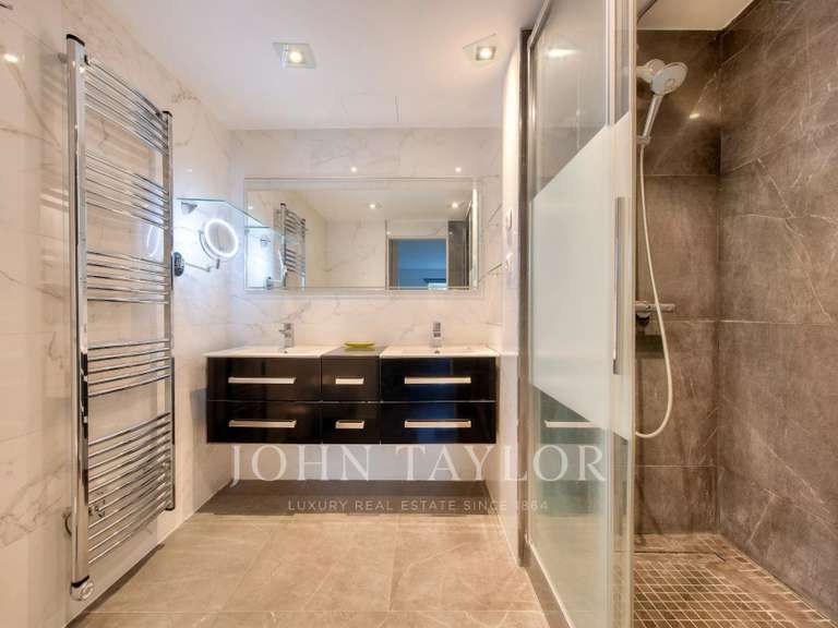 Appartement Paris 16e - 5 chambres - 184m²