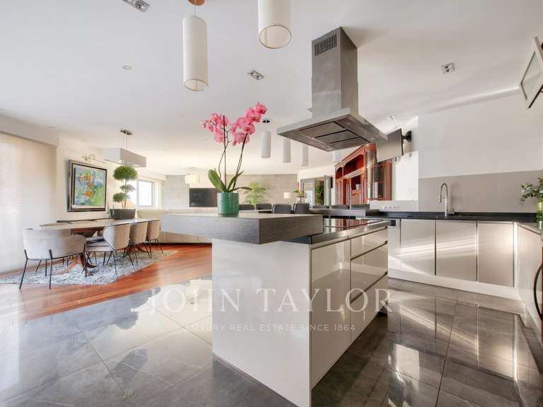 Appartement Paris 16e - 5 chambres - 184m²