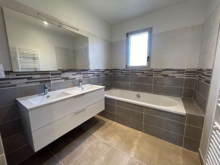 Maison L'Isle-sur-la-Sorgue - 4 chambres - 140m²