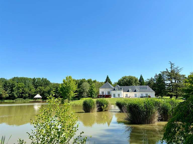 House Saint-Cyran-du-Jambot - 10 bedrooms - 640m²