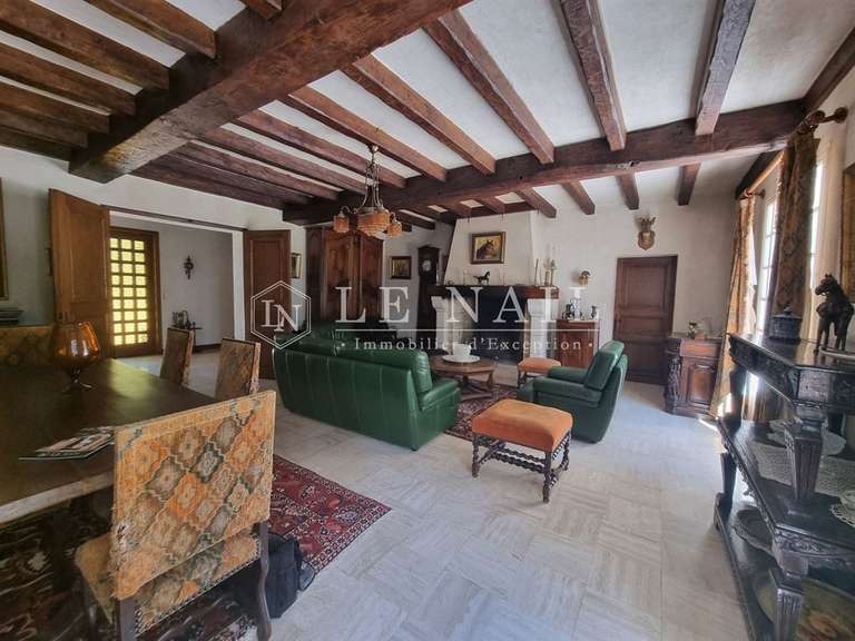 House Tours - 7 bedrooms - 303m²