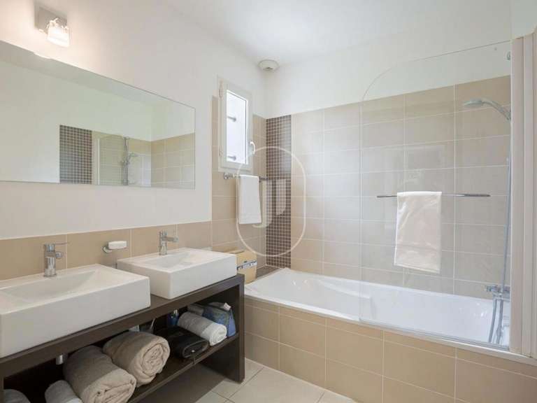 Villa Saint-Saturnin-lès-Apt - 4 bedrooms - 157m²
