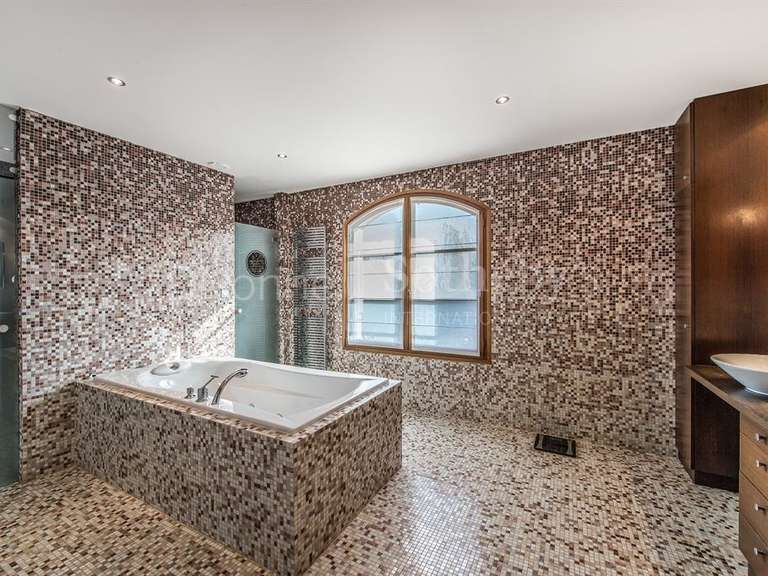 Maison Échenevex - 6 chambres - 605m²