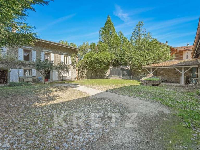 Maison Veigy-Foncenex - 8 chambres - 520m²