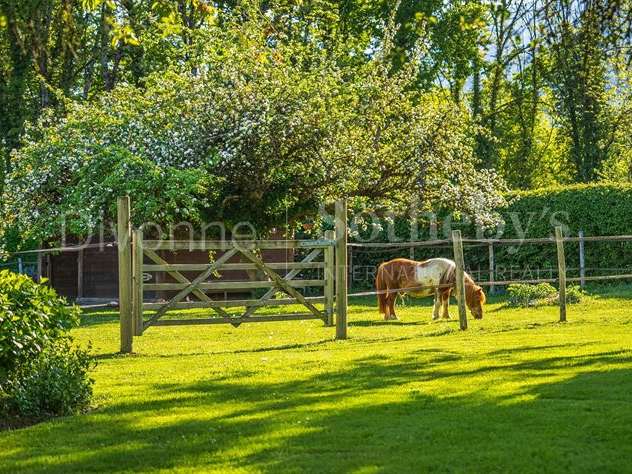 Maison Chevry - 5 chambres - 415m²