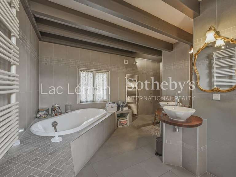 Maison Veigy-Foncenex - 4 chambres - 251m²