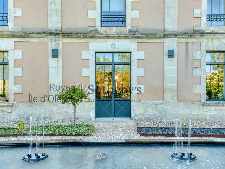 Maison Brie-sous-Mortagne - 6 chambres - 530m²