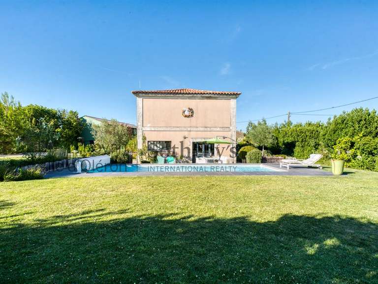 Maison Brie-sous-Mortagne - 6 chambres - 530m²