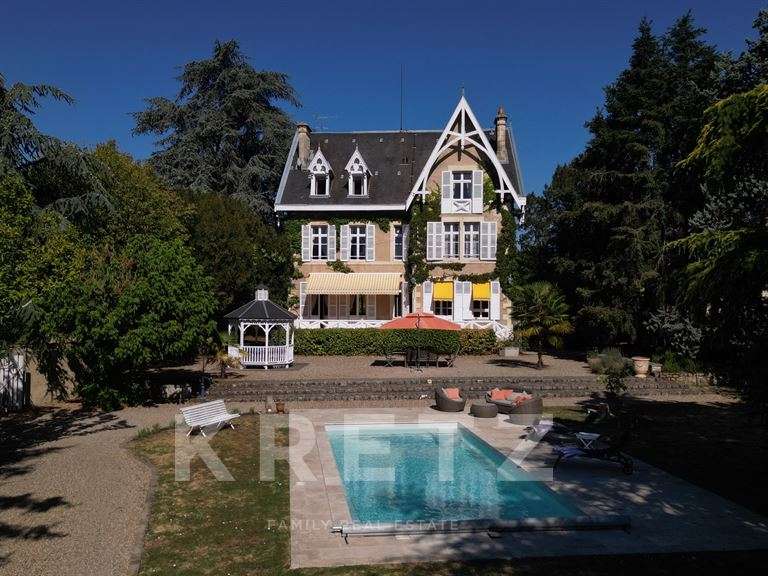 Maison Saint-Amand-Montrond - 8 chambres - 416m²
