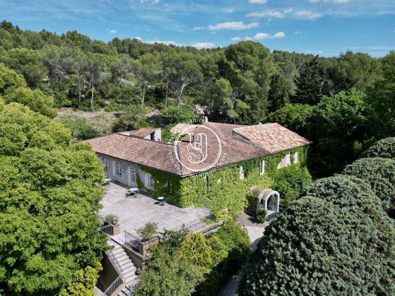 Villa Saint-Rémy-de-Provence - 37 chambres - 2629m²