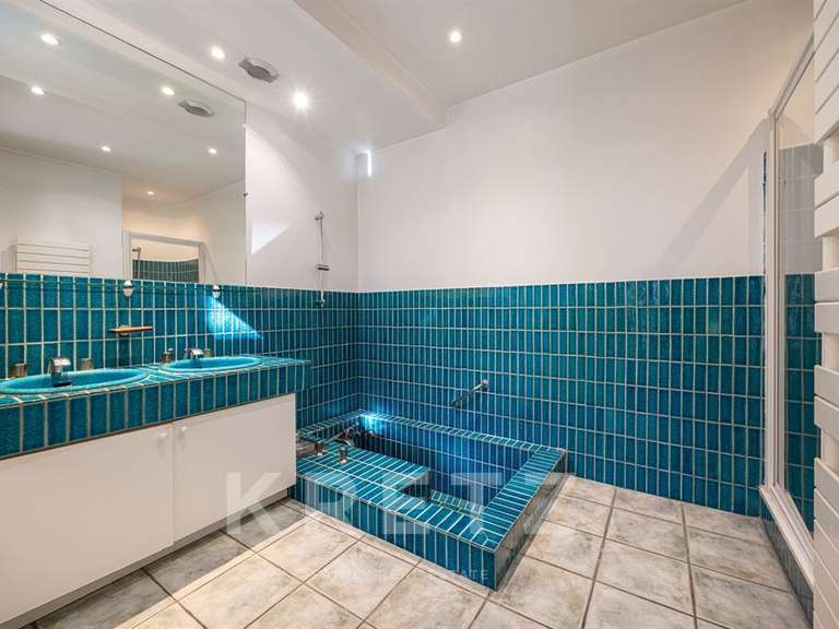 Maison Saint-Genest-Lerpt - 8 chambres - 360m²