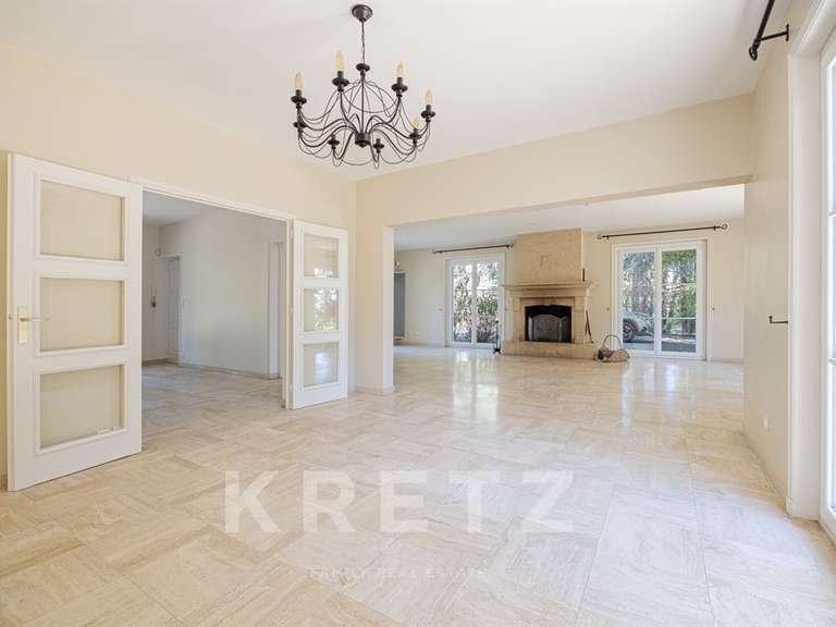 Maison Saint-Genest-Lerpt - 8 chambres - 360m²
