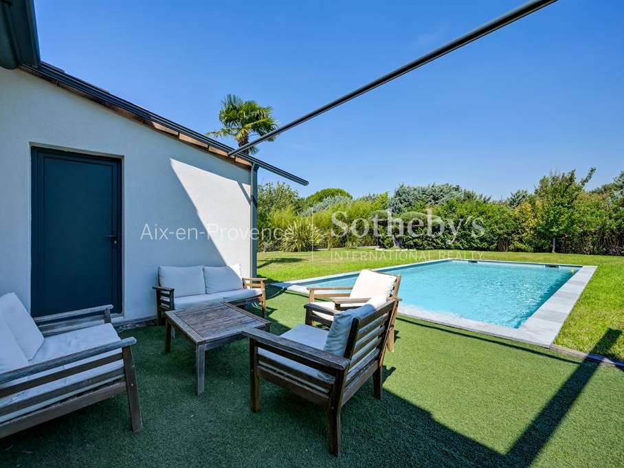 House Bouc-Bel-Air