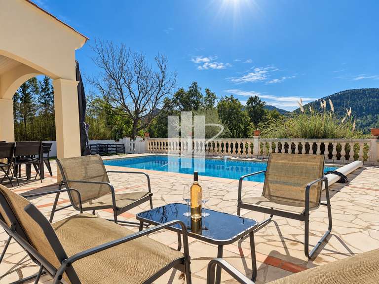 Villa Bagnols-en-Forêt - 4 chambres - 102m²