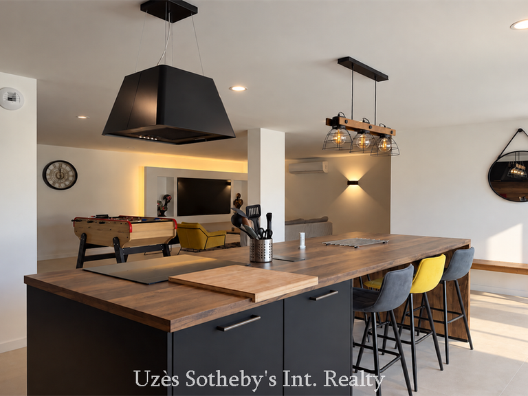 Maison Vers-Pont-du-Gard - 6 chambres - 275m²