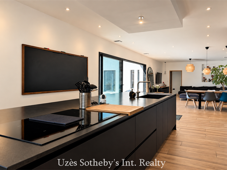 Maison Vers-Pont-du-Gard - 6 chambres - 275m²