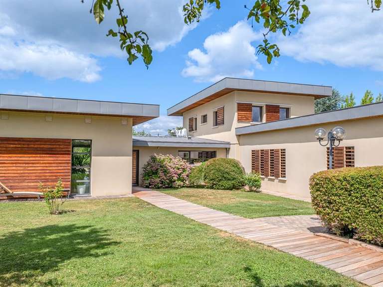 Maison Saint-Genis-Laval - 4 chambres - 246m²