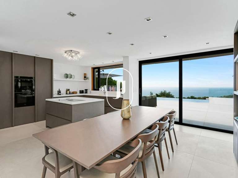 Maison Roquebrune-sur-Argens - 4 chambres - 173m²