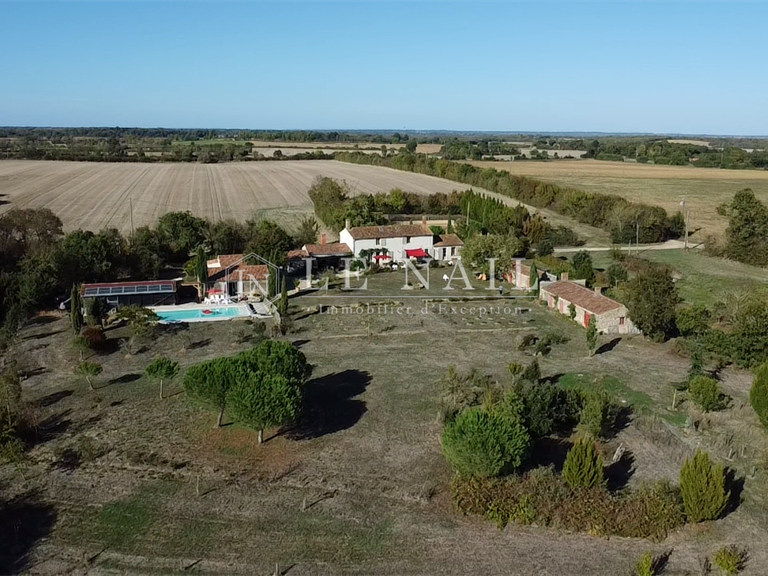 Propriété Moutiers-les-Mauxfaits - 7 chambres - 282m²