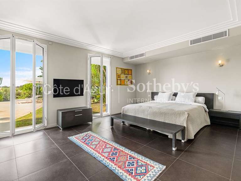 Maison Villeneuve-Loubet - 4 chambres - 205m²
