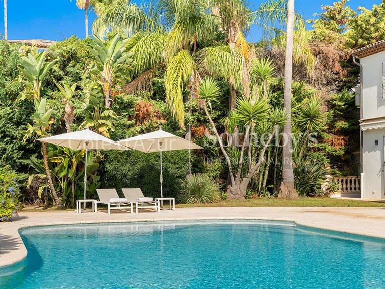 Maison Villeneuve-Loubet - 4 chambres - 205m²
