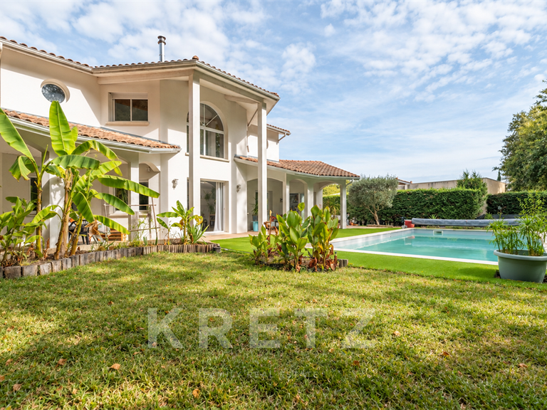 Maison Saint-Médard-en-Jalles - 5 chambres - 203m²