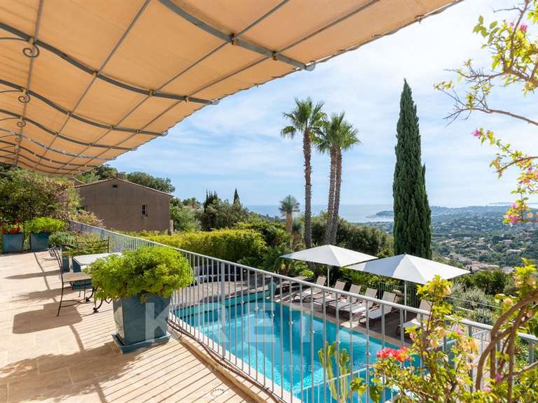 Maison Cavalaire-sur-Mer - 5 chambres - 258m²