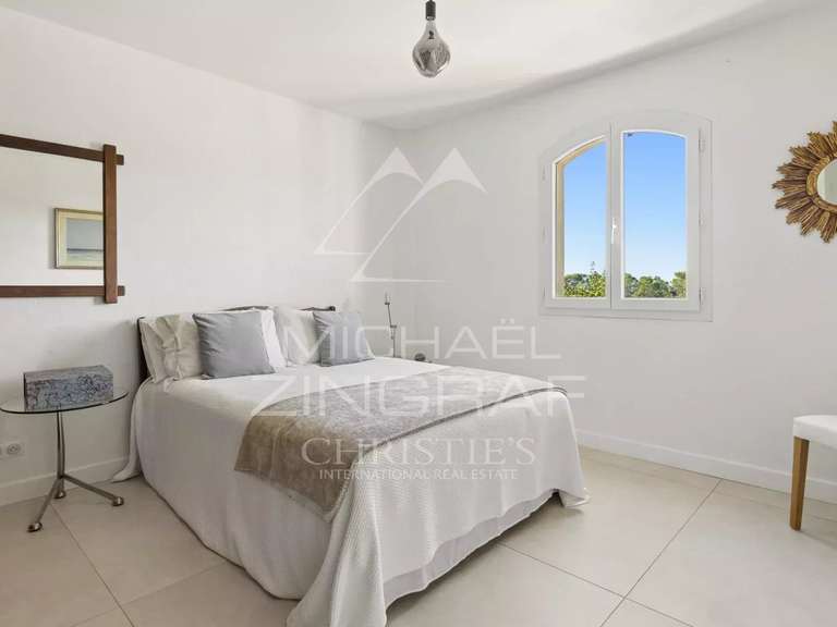 Maison Besse-sur-Issole - 4 chambres - 210m²