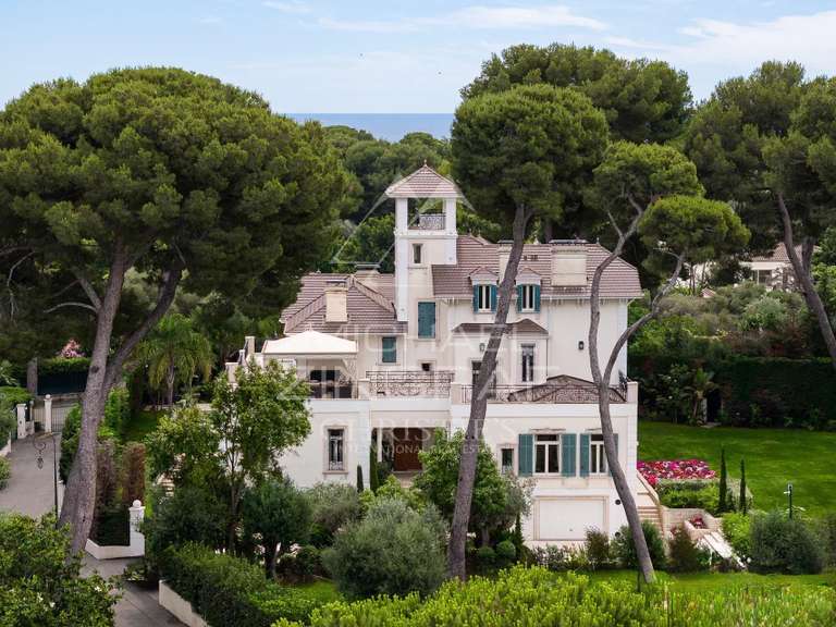 Maison Cap-d-antibes - 7 chambres - 631m²