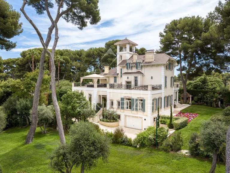 Maison Cap-d-antibes - 7 chambres - 631m²