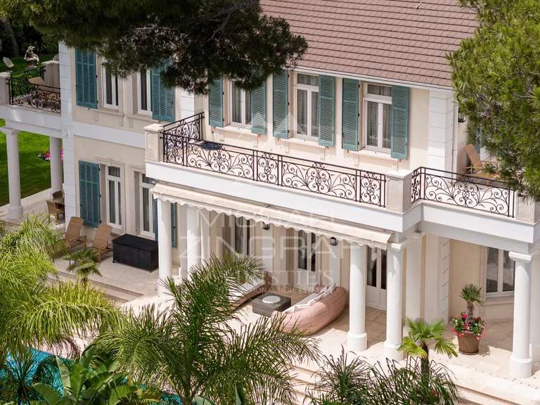 Maison Cap-d-antibes - 7 chambres - 631m²