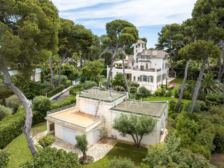 Maison Cap-d-antibes - 7 chambres - 631m²