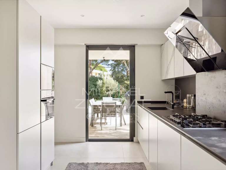 Maison Cap-d-antibes - 6 chambres - 272m²