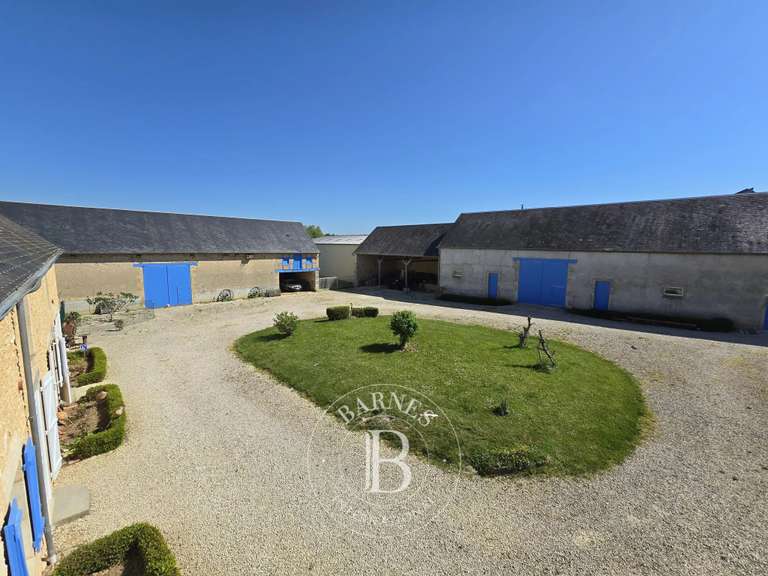 Maison Moulins-sur-Yèvre - 6 chambres - 311m²