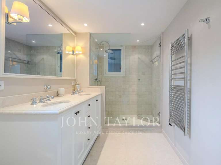 Maison Châteauneuf-Grasse - 5 chambres - 207m²