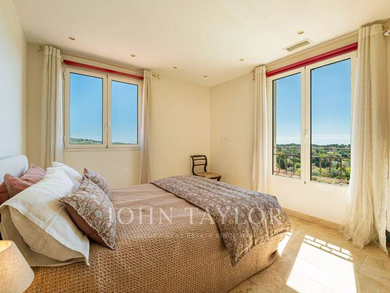 Maison Châteauneuf-Grasse - 7 chambres - 305m²