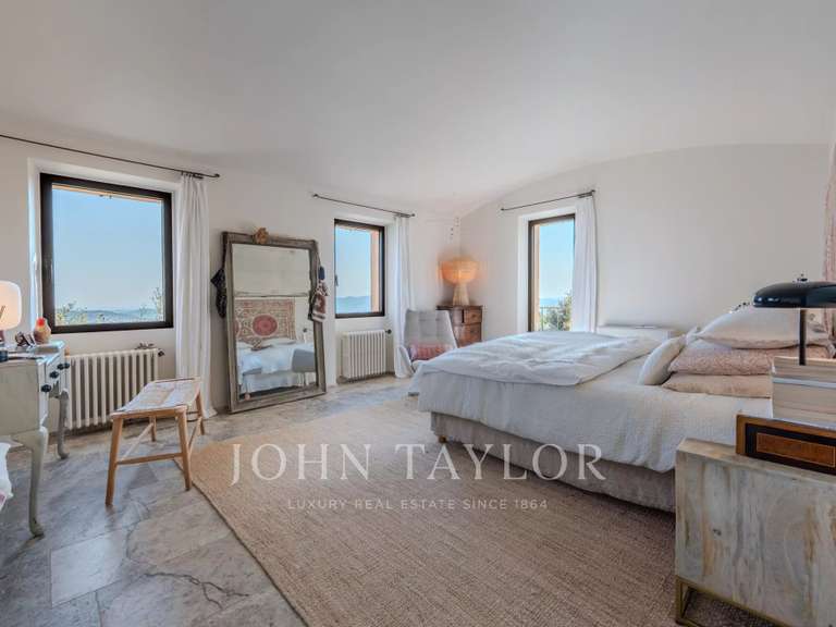 Maison Châteauneuf-Grasse - 4 chambres - 239m²
