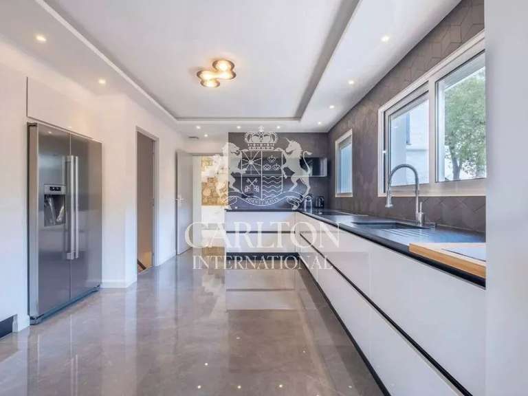Maison Biot - 6 chambres - 331m²