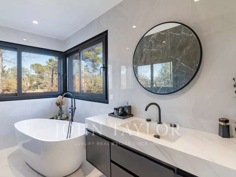 Maison Saint-Paul-en-Forêt - 6 chambres - 370m²