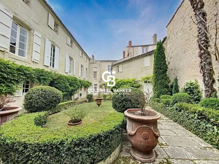 Maison Saintes - 4 chambres - 450m²