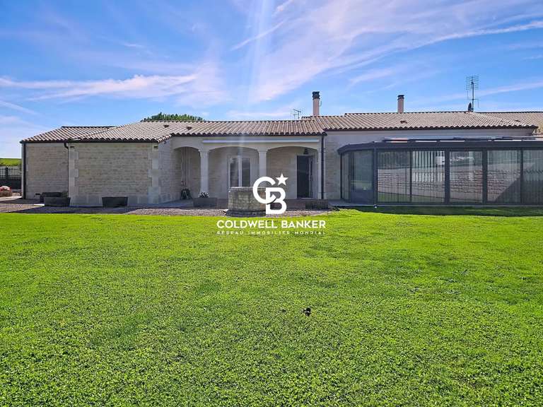 Maison Saint-Jean-d'Angély - 9 chambres - 700m²