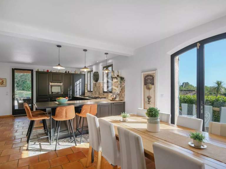 Maison Tourrettes - 5 chambres - 196m²