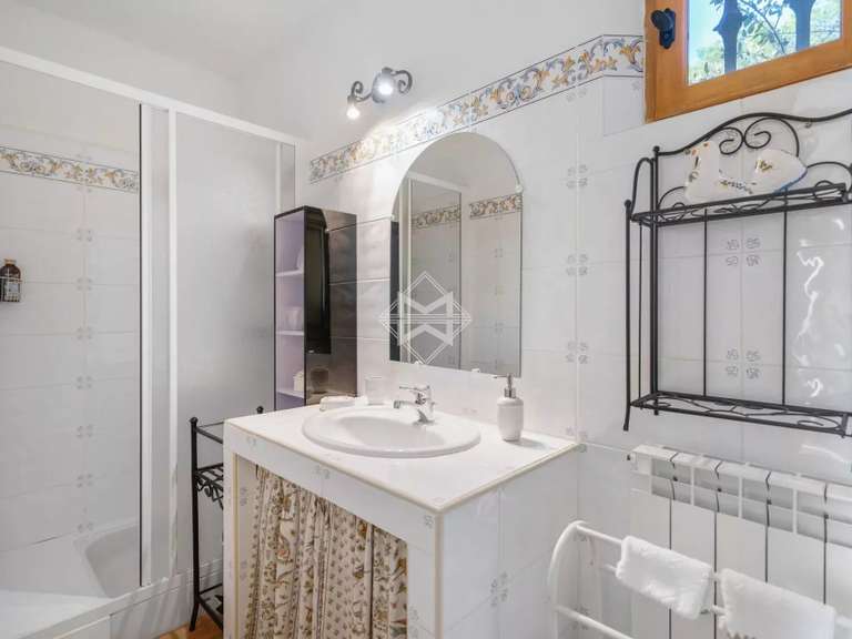 Maison Tourrettes - 5 chambres - 196m²
